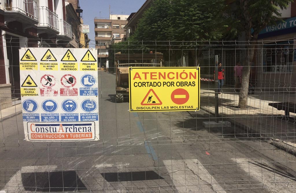 Se corta al trfico la calle Juan XXIII por las obras de acondicionamiento de las aceras
